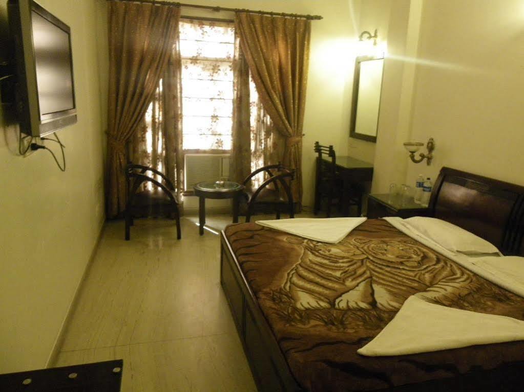 דלהי Hotel O Mid Town מראה חיצוני תמונה